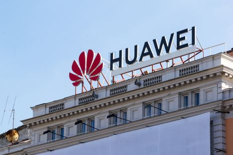 Huawei skarży się Brukseli na polskie władze