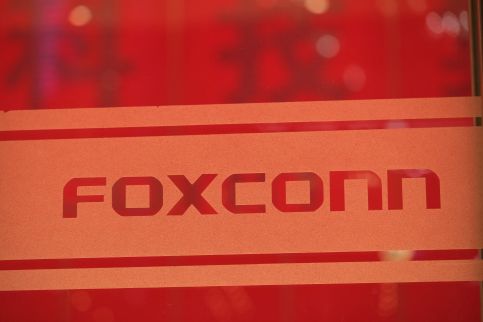 Ludzie uciekają z fabryki Foxconna w Chinach