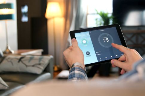 Konsumenci oszczędzają na smart home, chcą niezawodnego internetu
