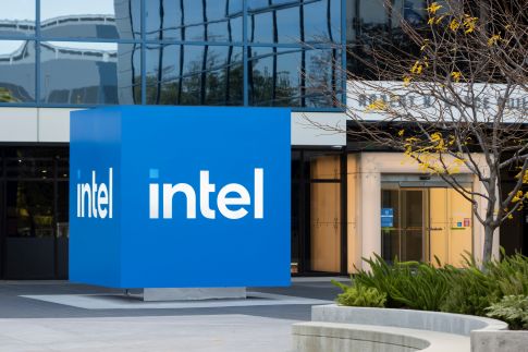 Intel ograniczył stratę, rozczarowanie prognozą