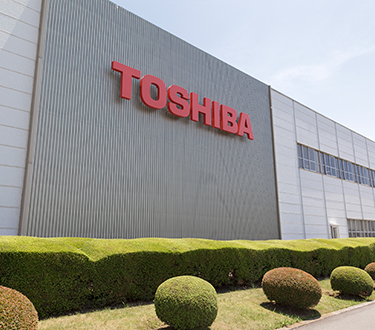 Trzy koncerny chcą kupić część Toshiby